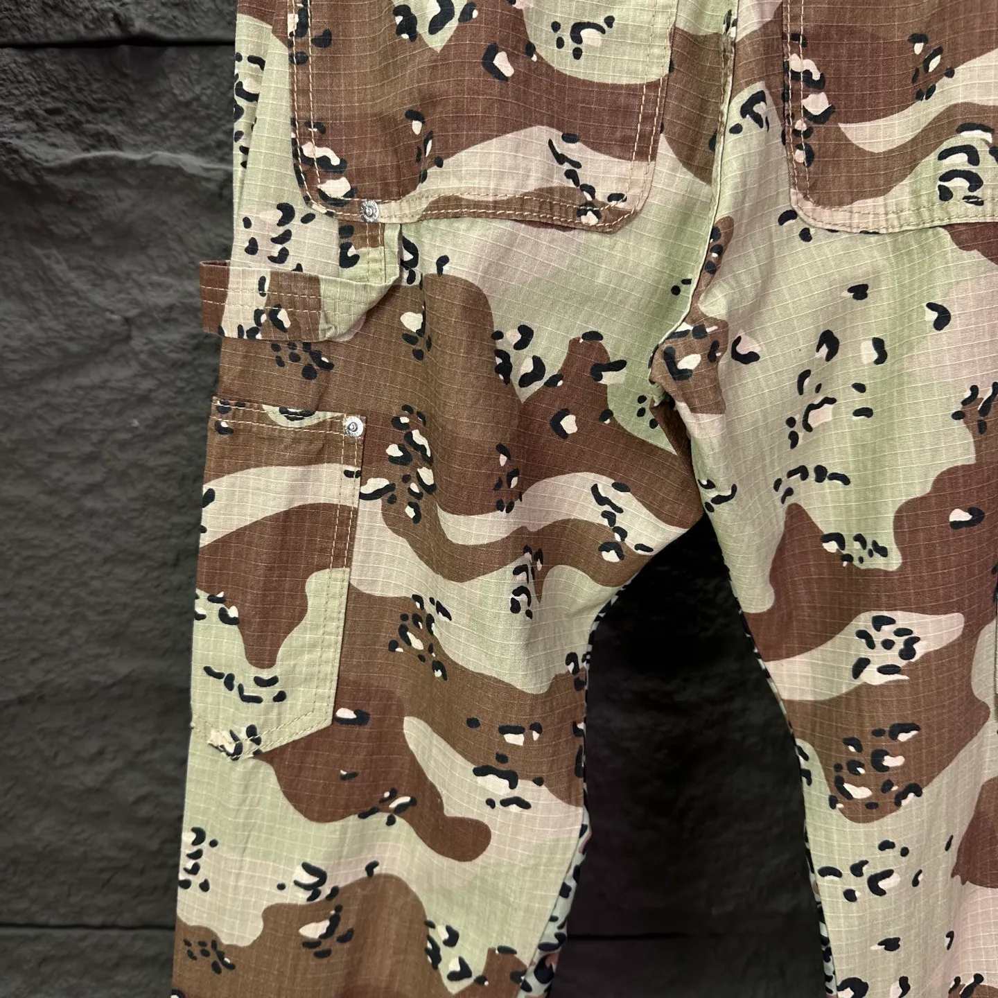 P240 GALLERY DEPT. 2025 new khaki brown camouflage couple style loose bootcut jeans 🔥High version🔥High version🔥Top ceiling quality. Styles with different wash textures, very friendly to people with thin legs and thick legs. The loose bootcut style is very flattering to the leg shape. Moderate length that never goes out of style, easy and casual to match, basic styling for various styles, a must-have in the wardrobe! The fabric is stiff but also makes the upper body soft without losing texture. The washing process is even more perfect. It is a must-have item for everyone! ! ! Washed wheat, hang tag, pants label, complete with three labels Color: khaki Size: 28, 30, 32, 34, 36 (five sizes)